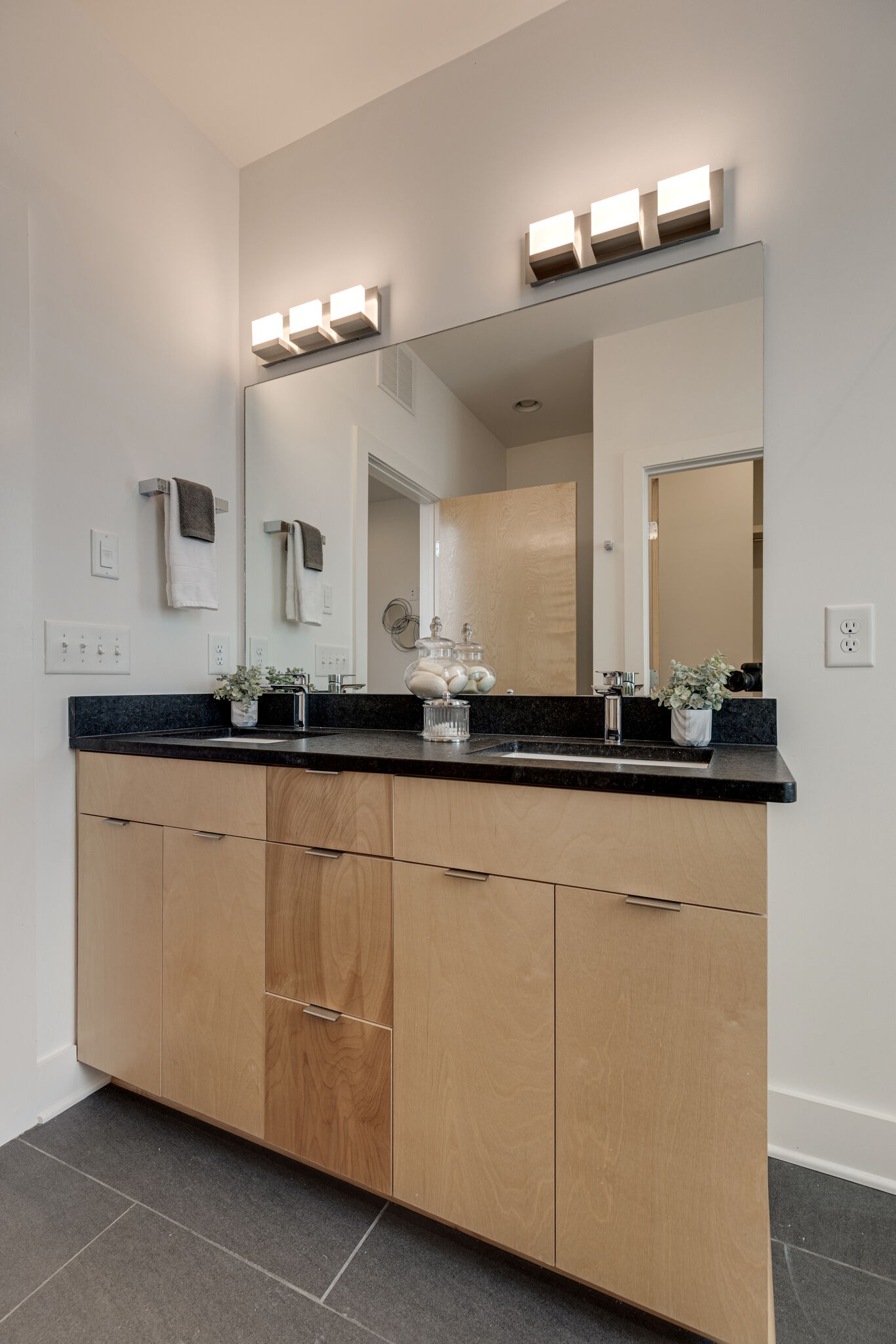 2513 White Ave Unit: 1