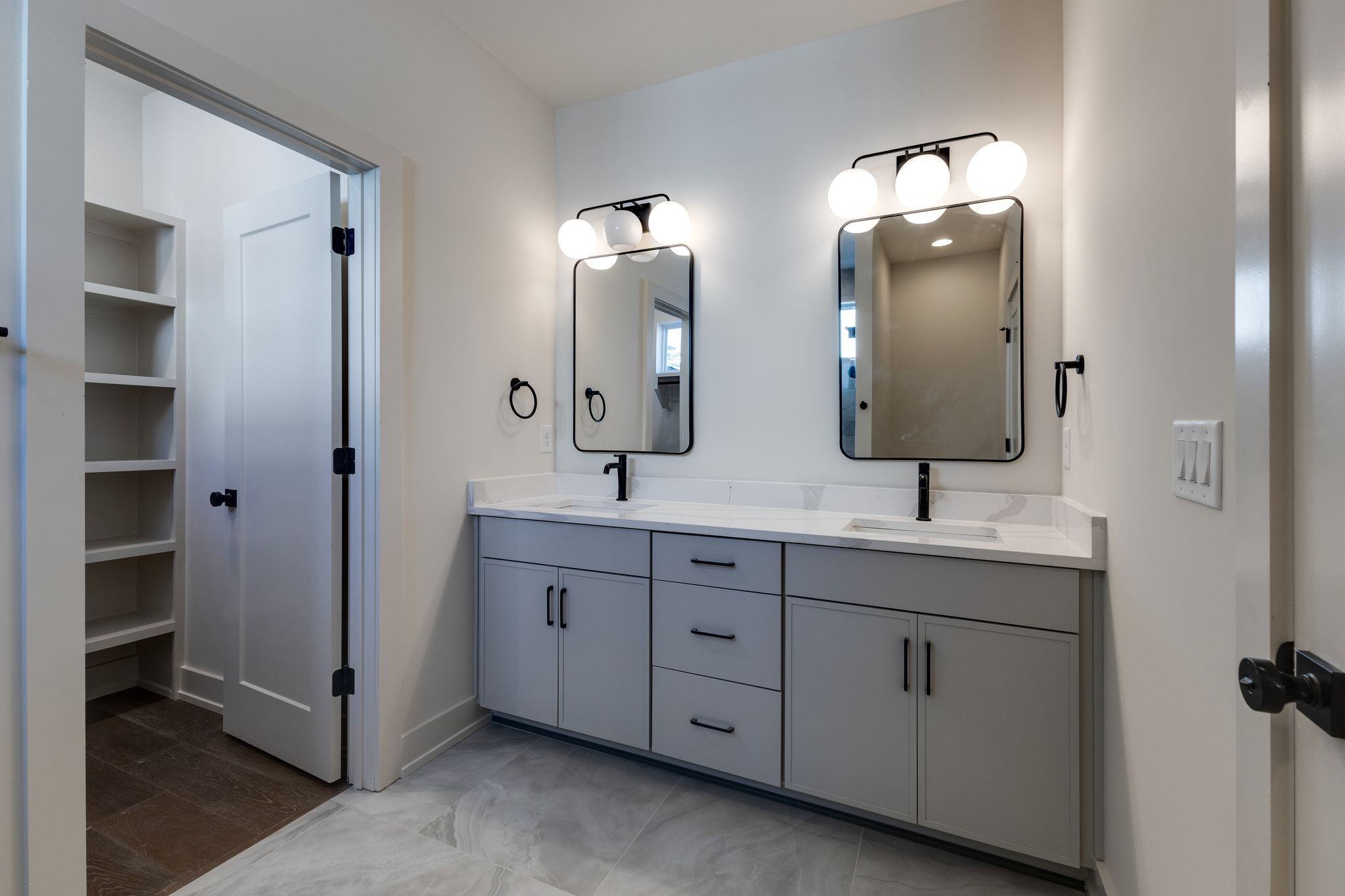 1038 E Trinity Ln Unit: 7