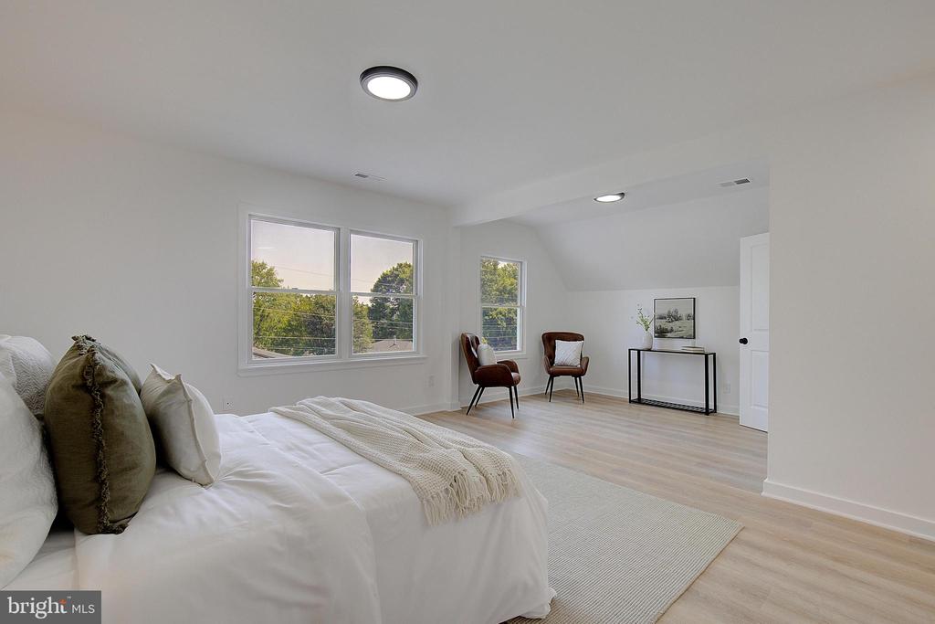 468 RIVERVIEW DRIVE