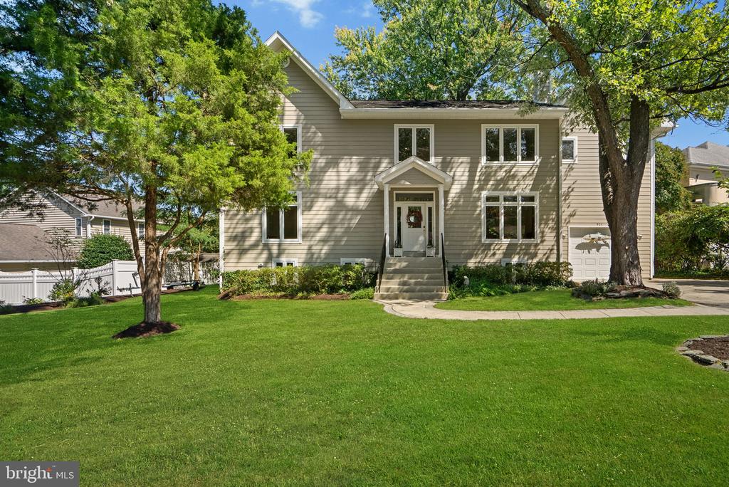 921 LAKE DRIVE