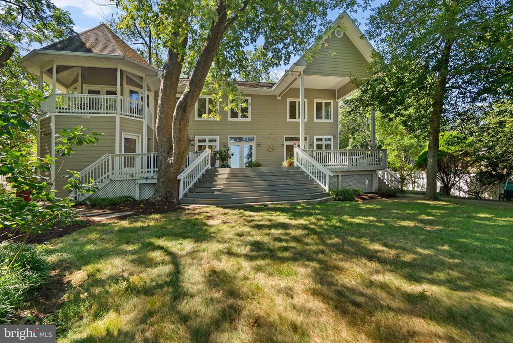 921 LAKE DRIVE