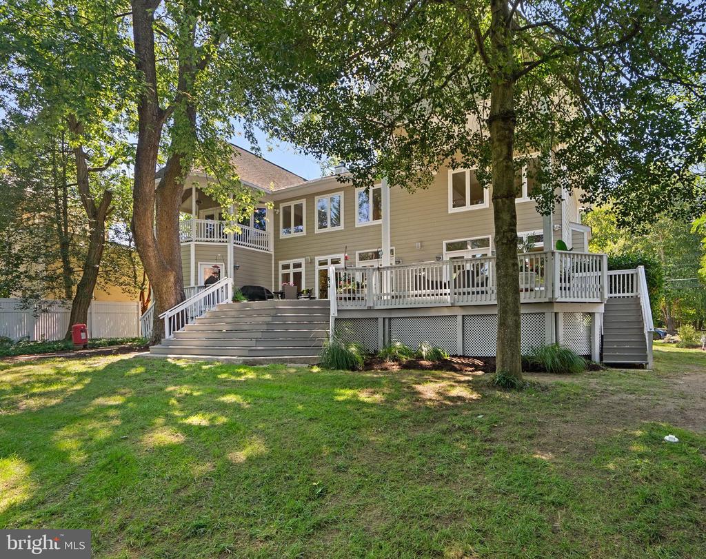 921 LAKE DRIVE