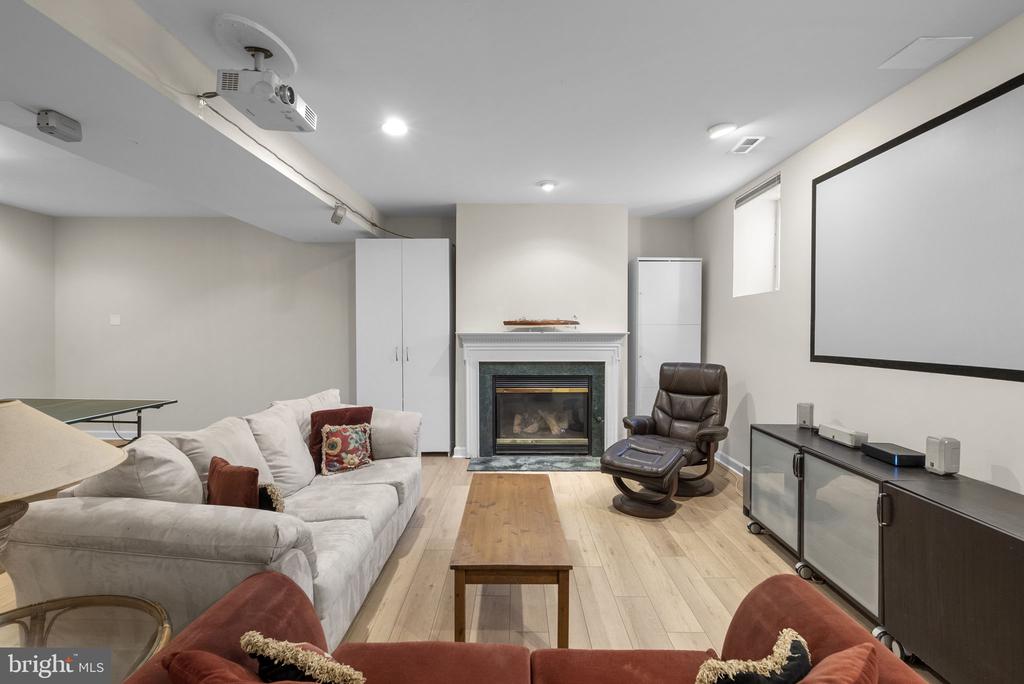 921 LAKE DRIVE
