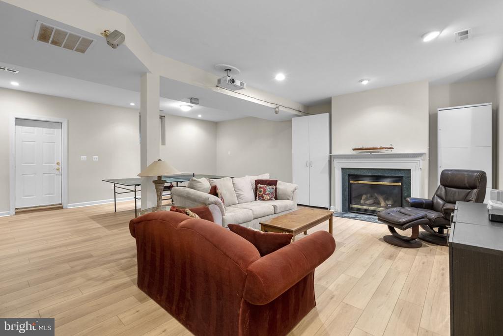 921 LAKE DRIVE