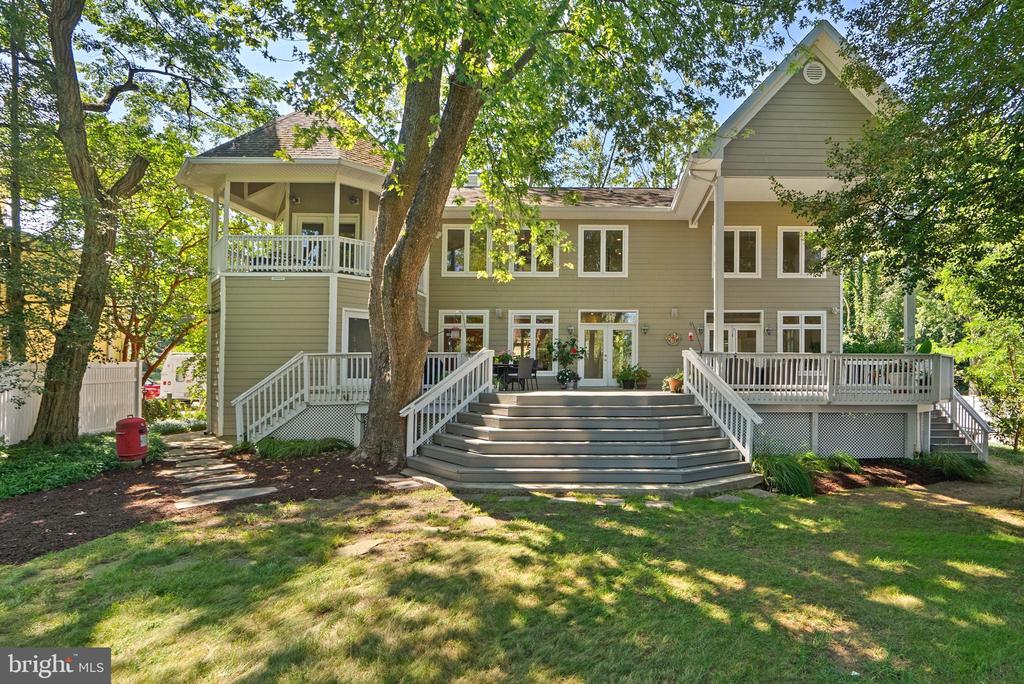 921 LAKE DRIVE