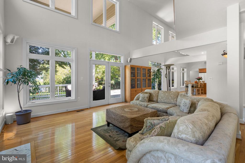 921 LAKE DRIVE