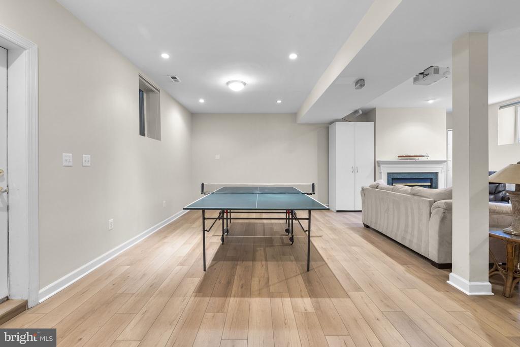 921 LAKE DRIVE