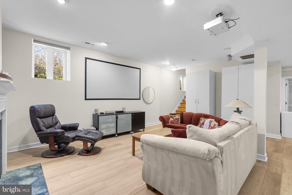 921 LAKE DRIVE