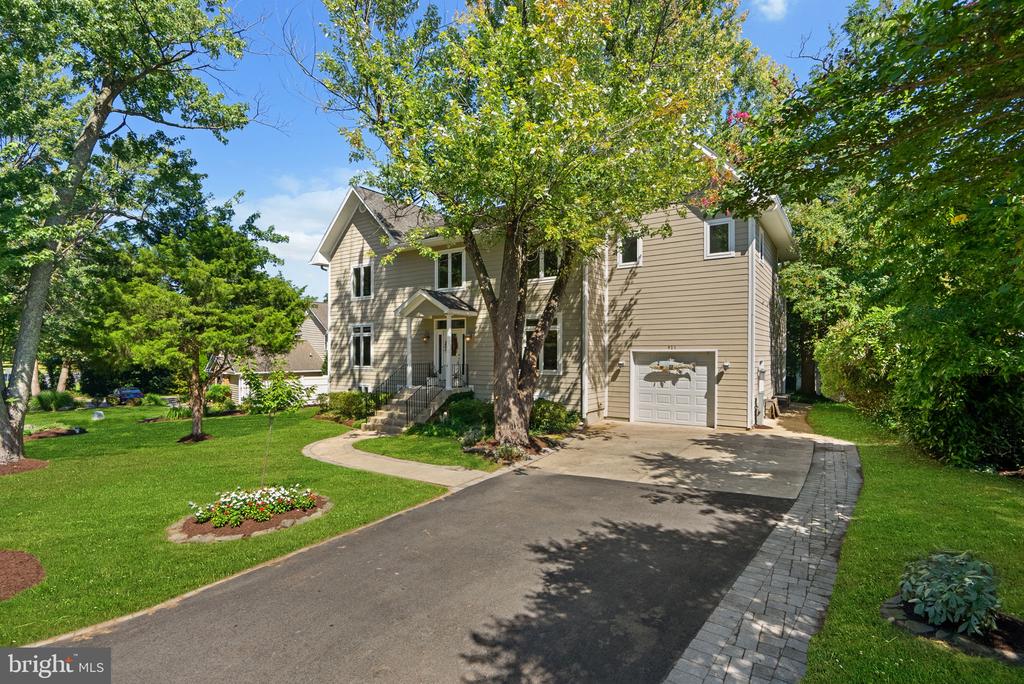 921 LAKE DRIVE