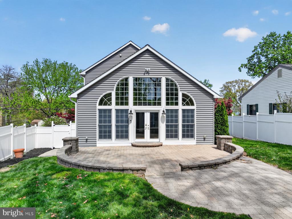 448 MAPLE LEAF DRIVE