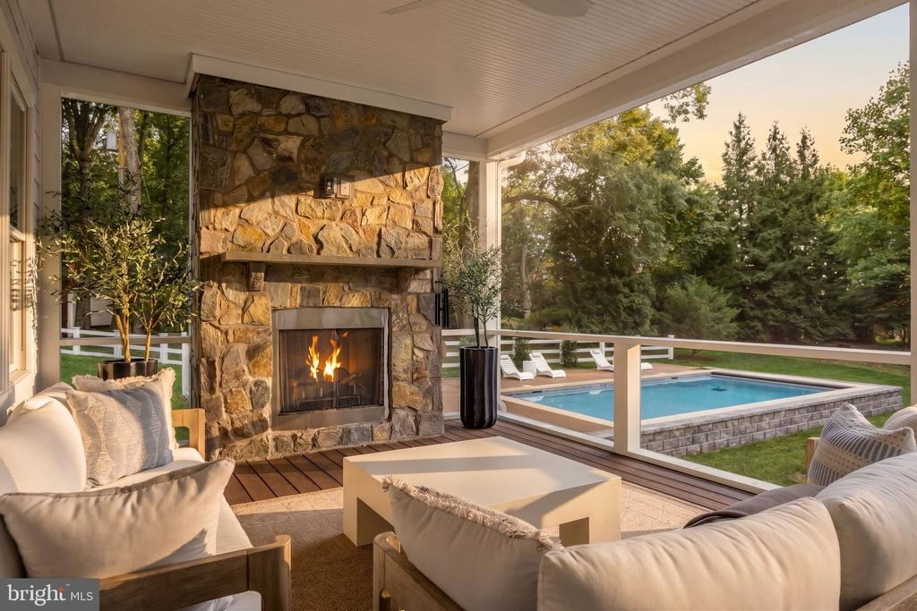 916 A WOODWARD LANE