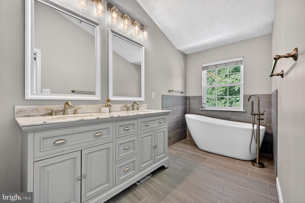 3228 ESCAPADE CIRCLE