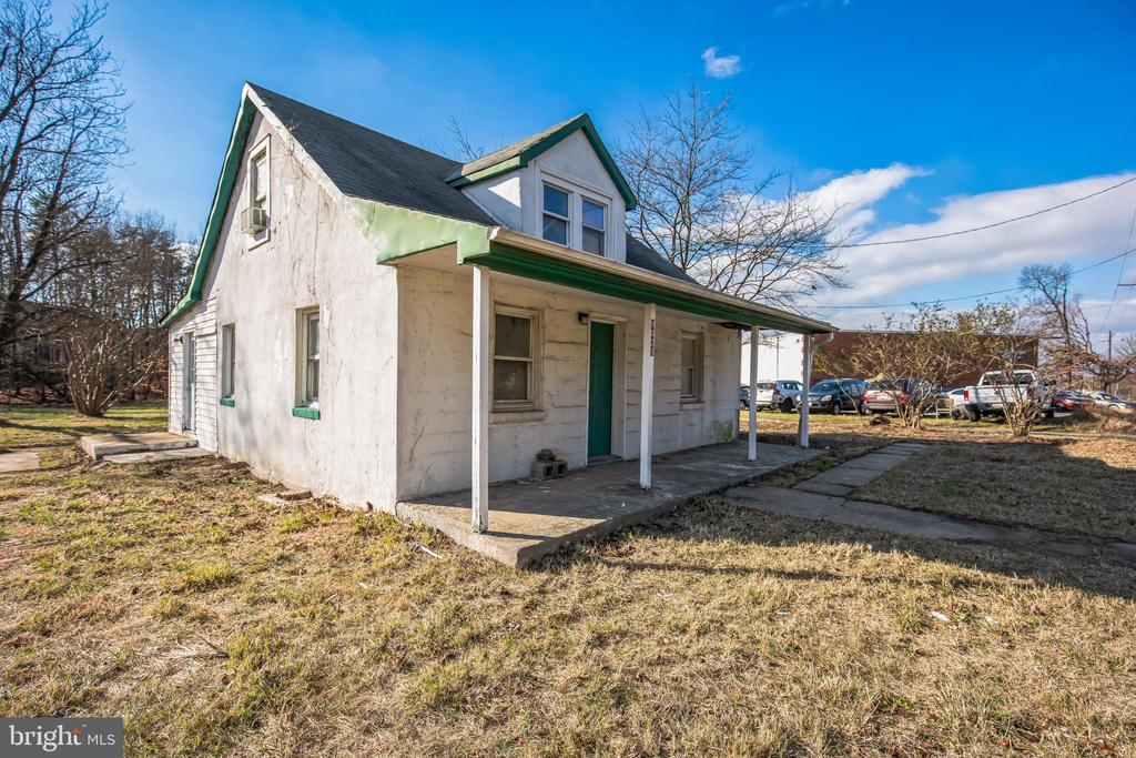 9025 DARCY ROAD