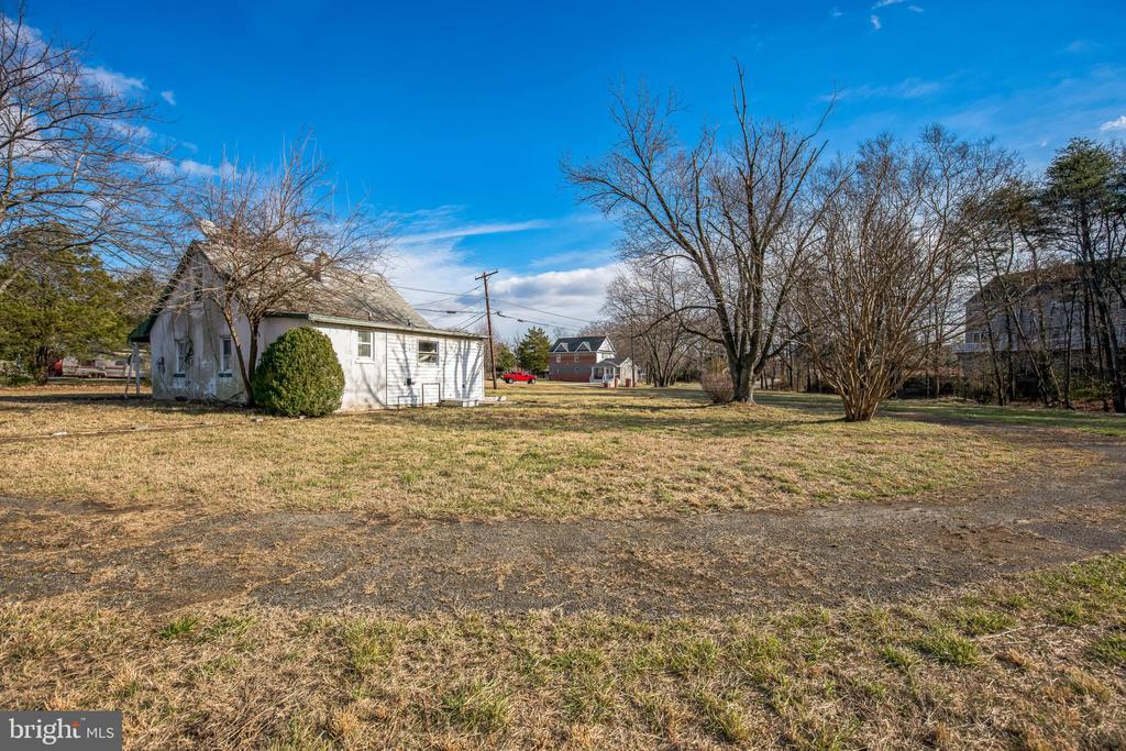 9025 DARCY ROAD