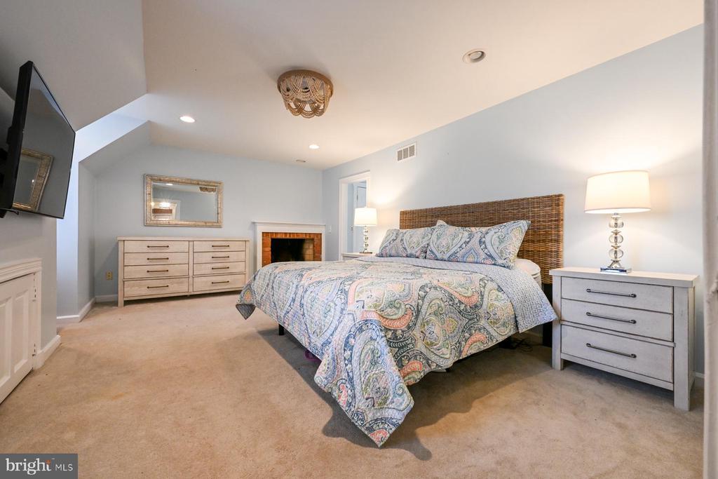 322 PROSPECT BAY DRIVE W