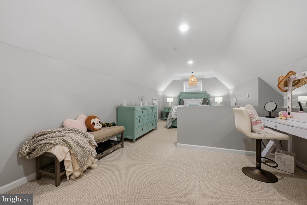 322 PROSPECT BAY DRIVE W