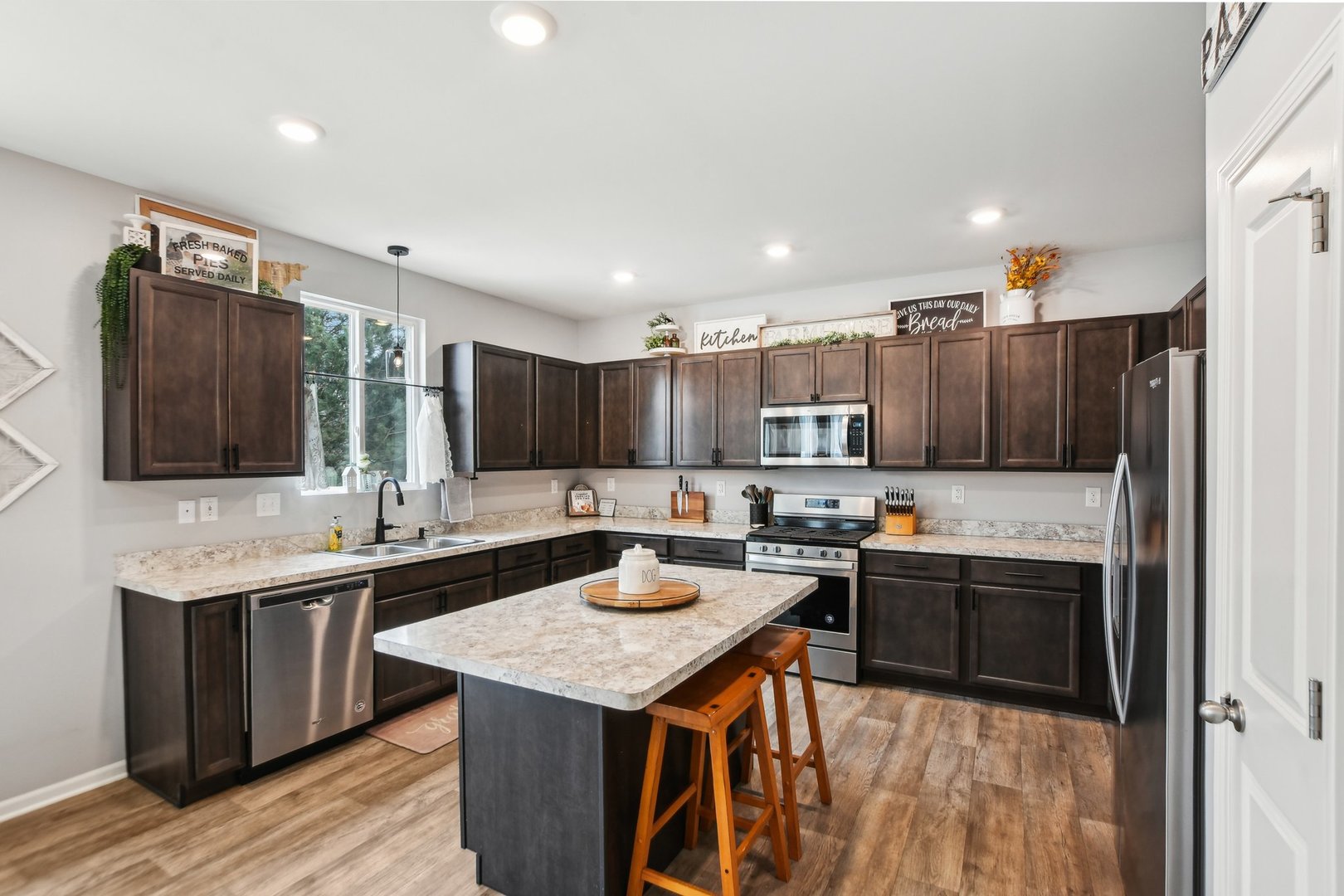 2528 Anna Maria Lane