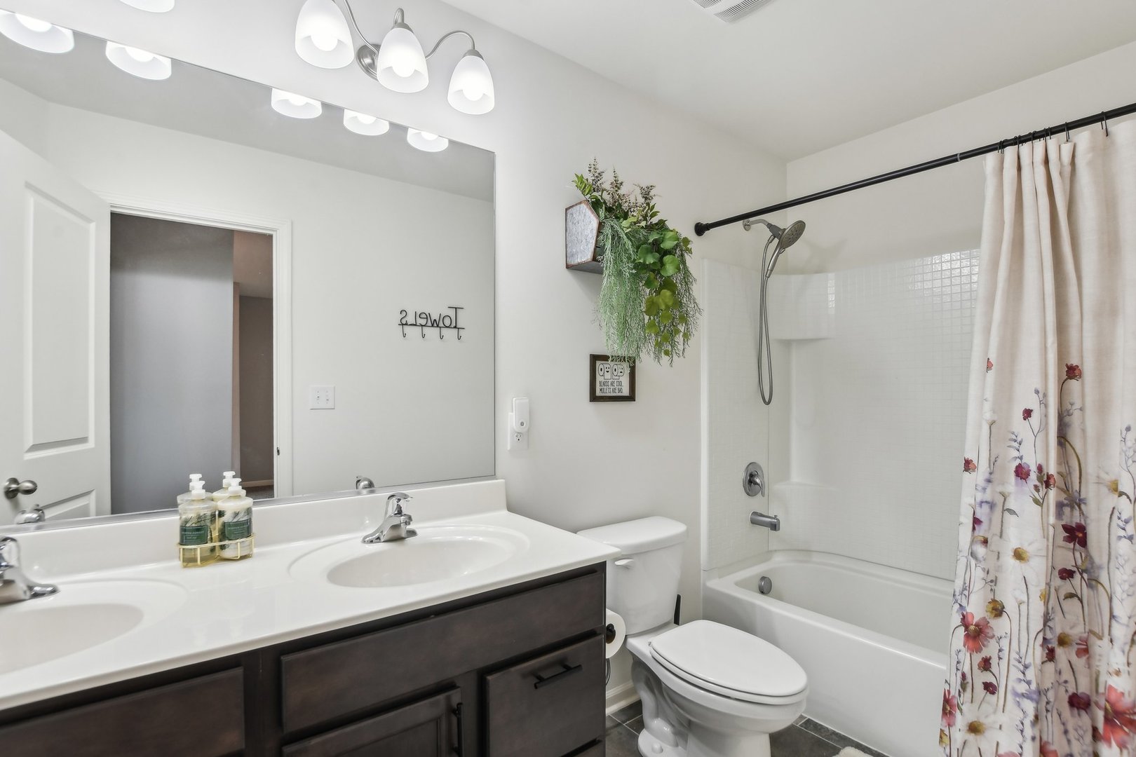 2528 Anna Maria Lane