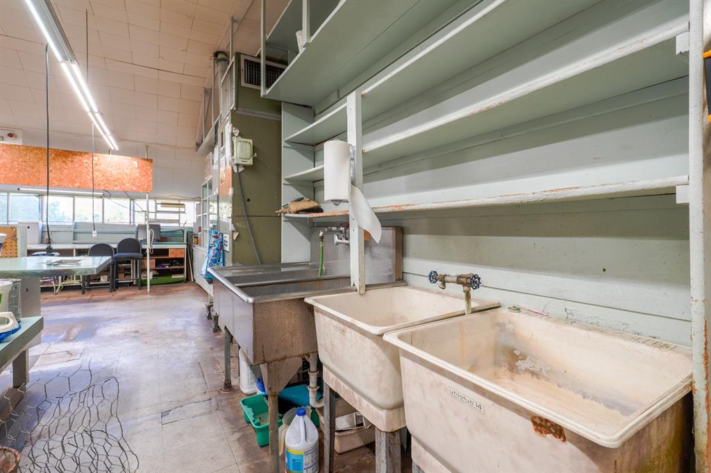 1525 N Broadway Avenue