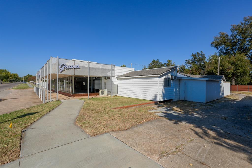 1525 N Broadway Avenue