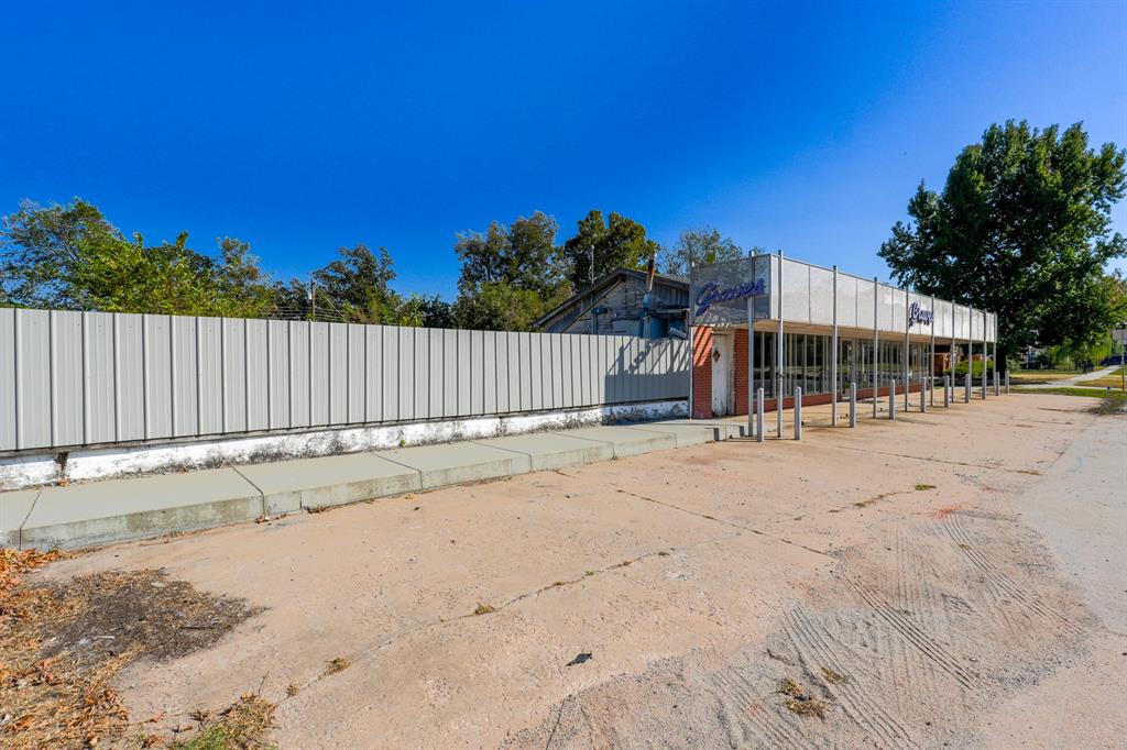 1525 N Broadway Avenue