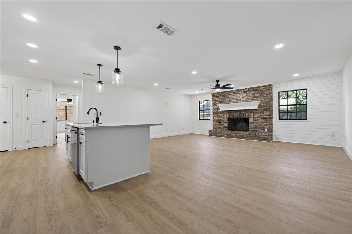 1467 Live Oak Street