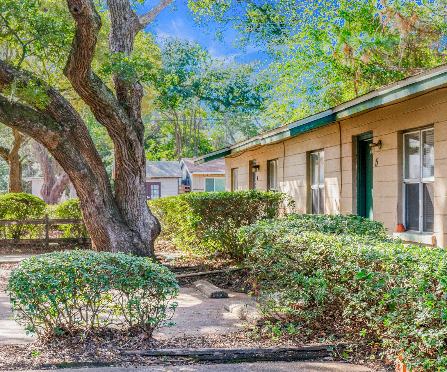 210 NW Dates Avenue