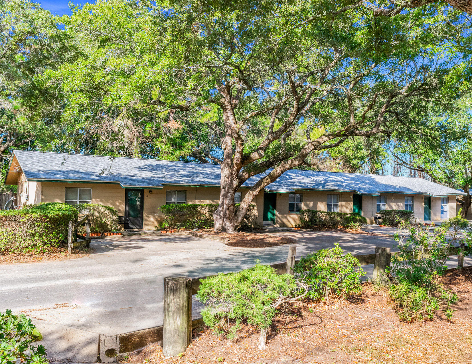 210 NW Dates Avenue