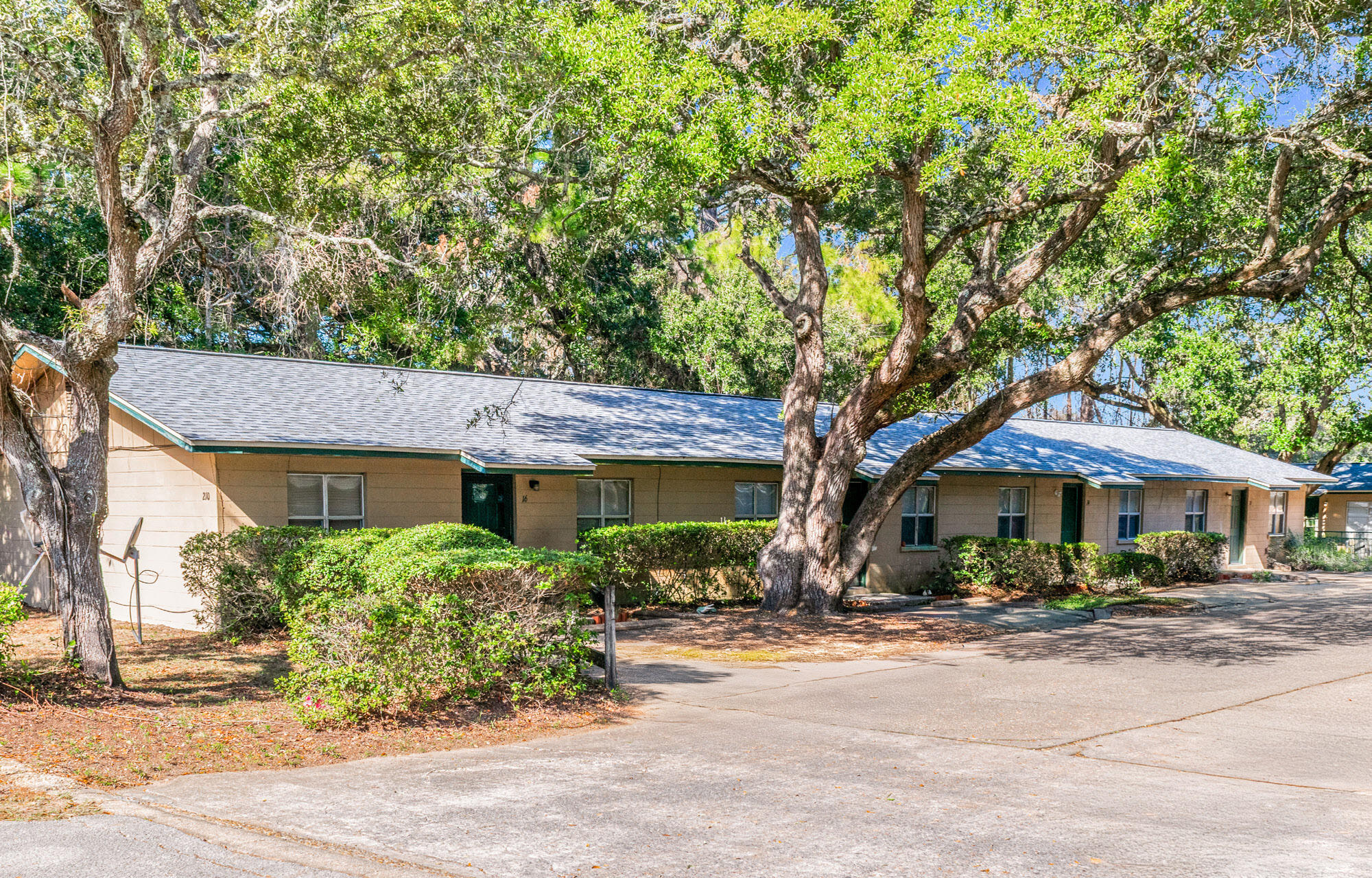 210 NW Dates Avenue