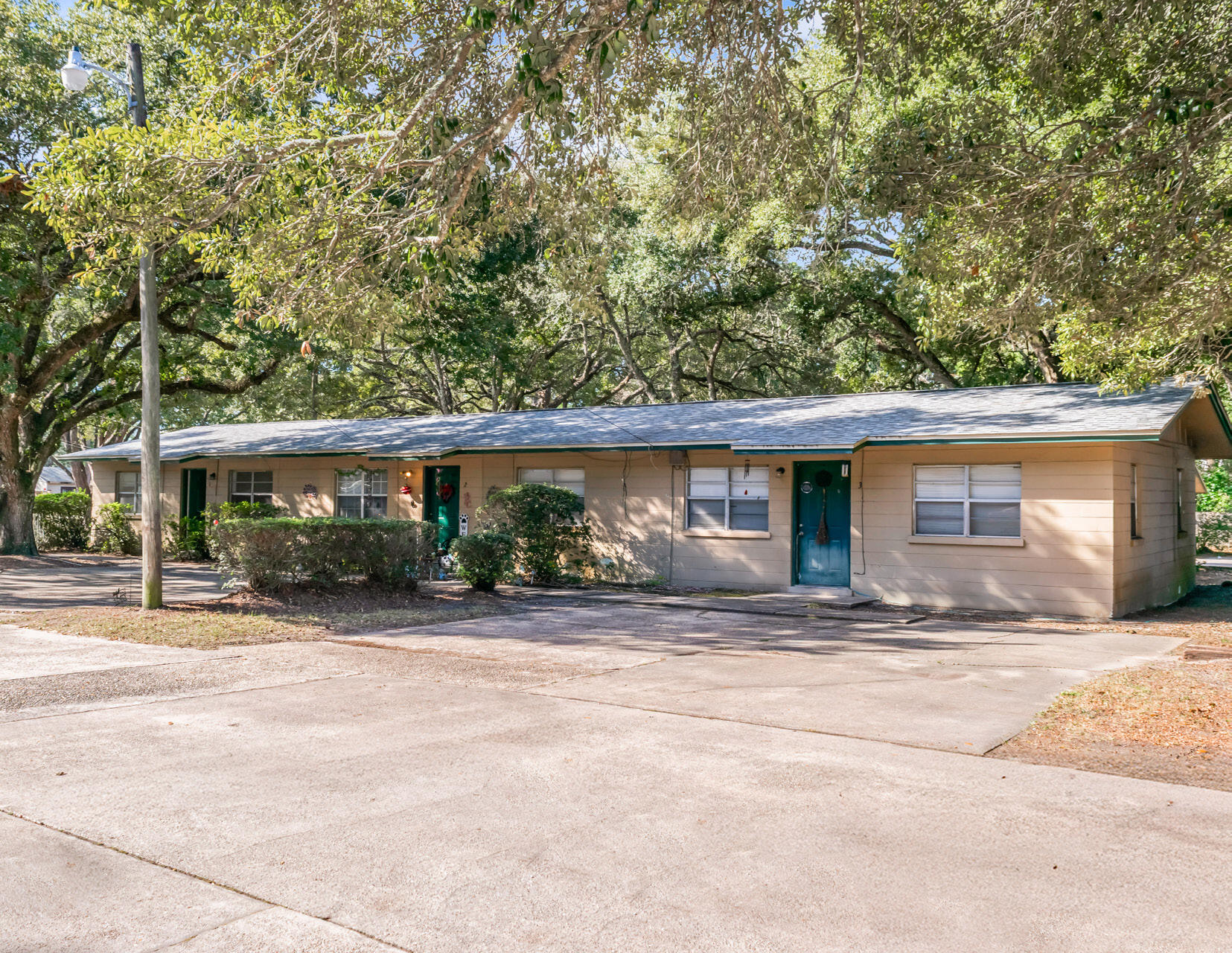 210 NW Dates Avenue