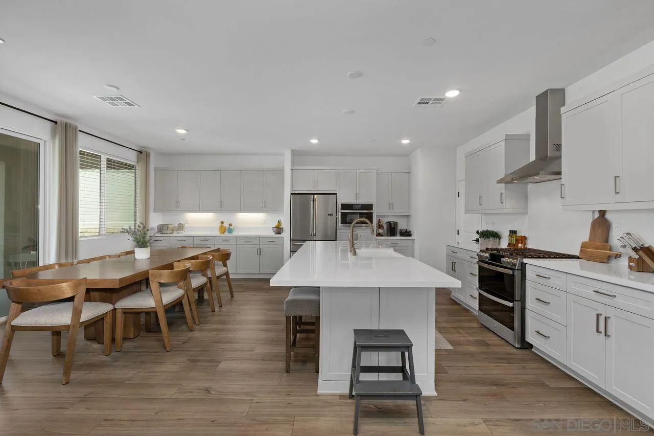 712 Meadowood St.