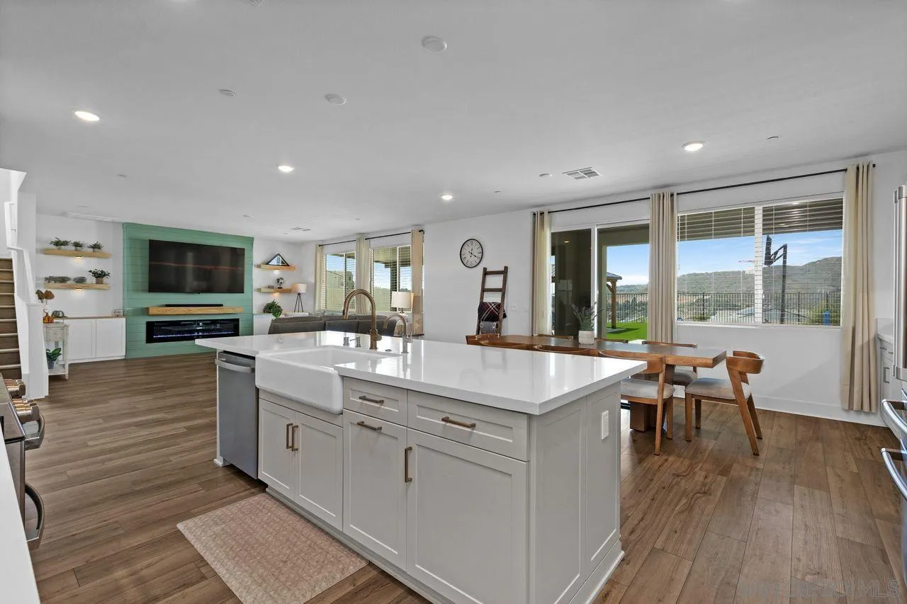 712 Meadowood St.