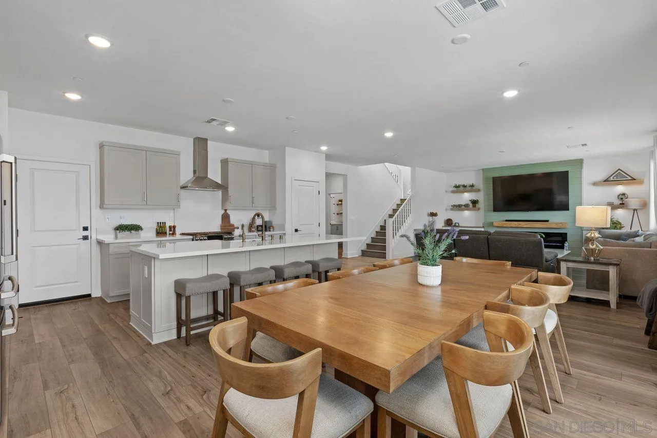 712 Meadowood St.