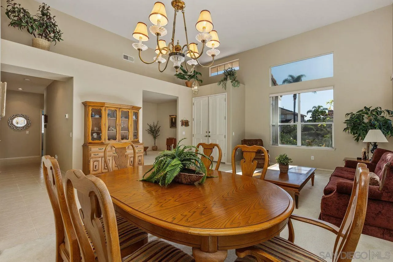 4887 Glenhollow