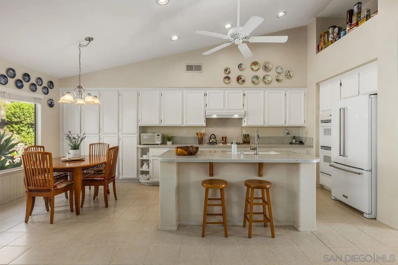 4887 Glenhollow