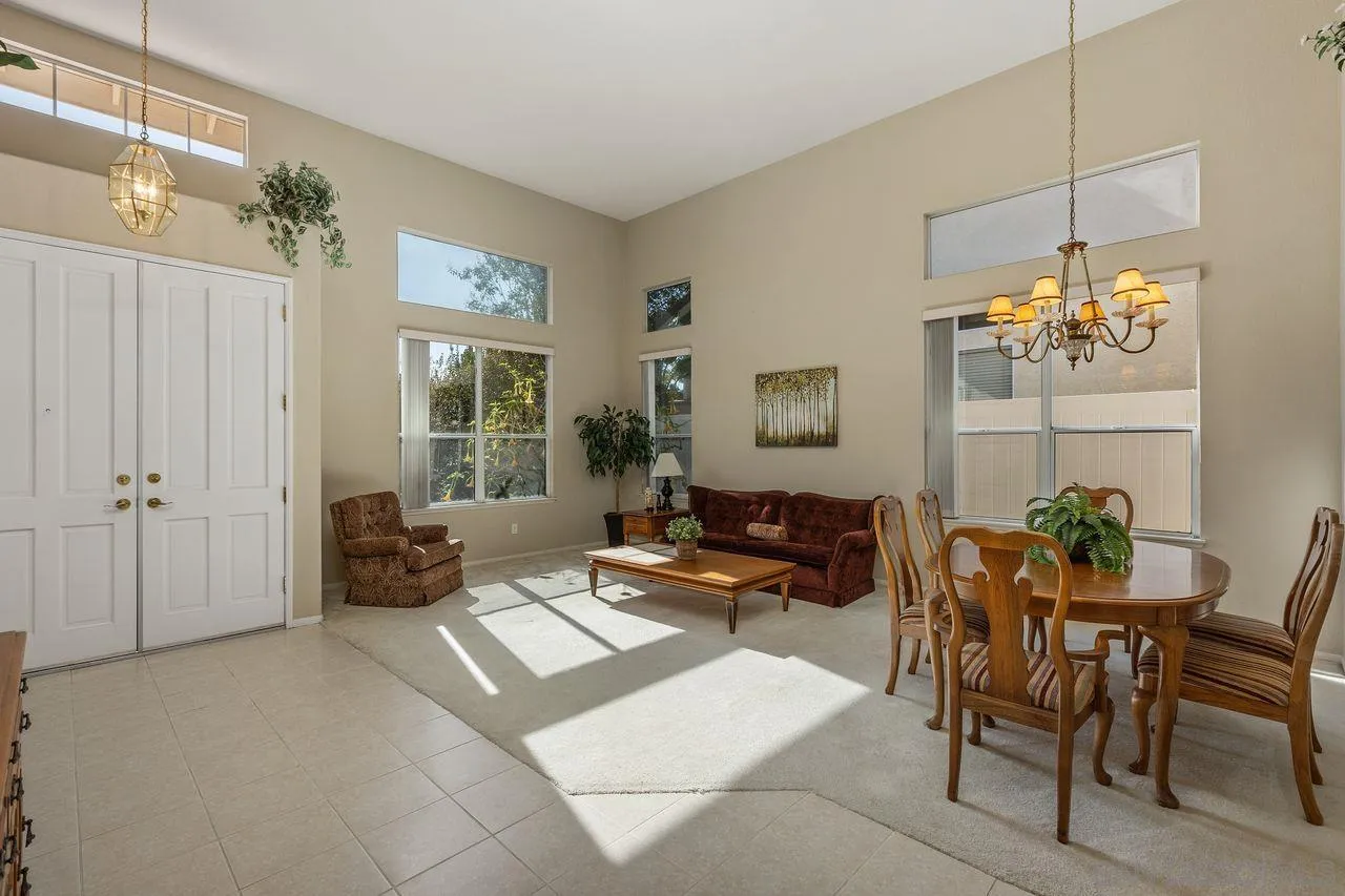 4887 Glenhollow