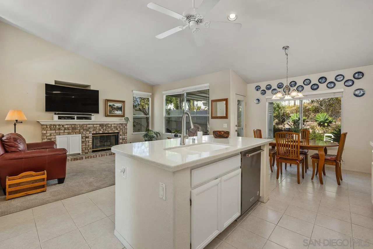 4887 Glenhollow