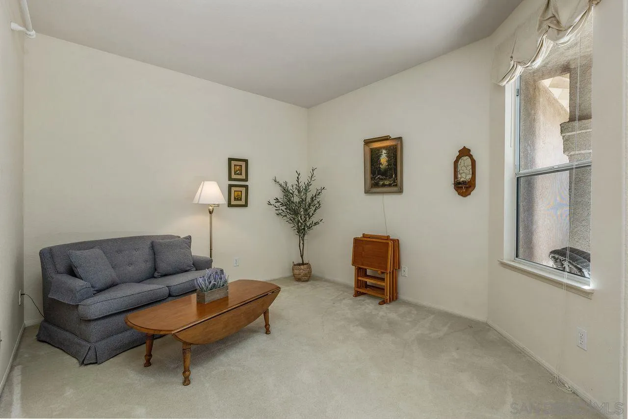 4887 Glenhollow