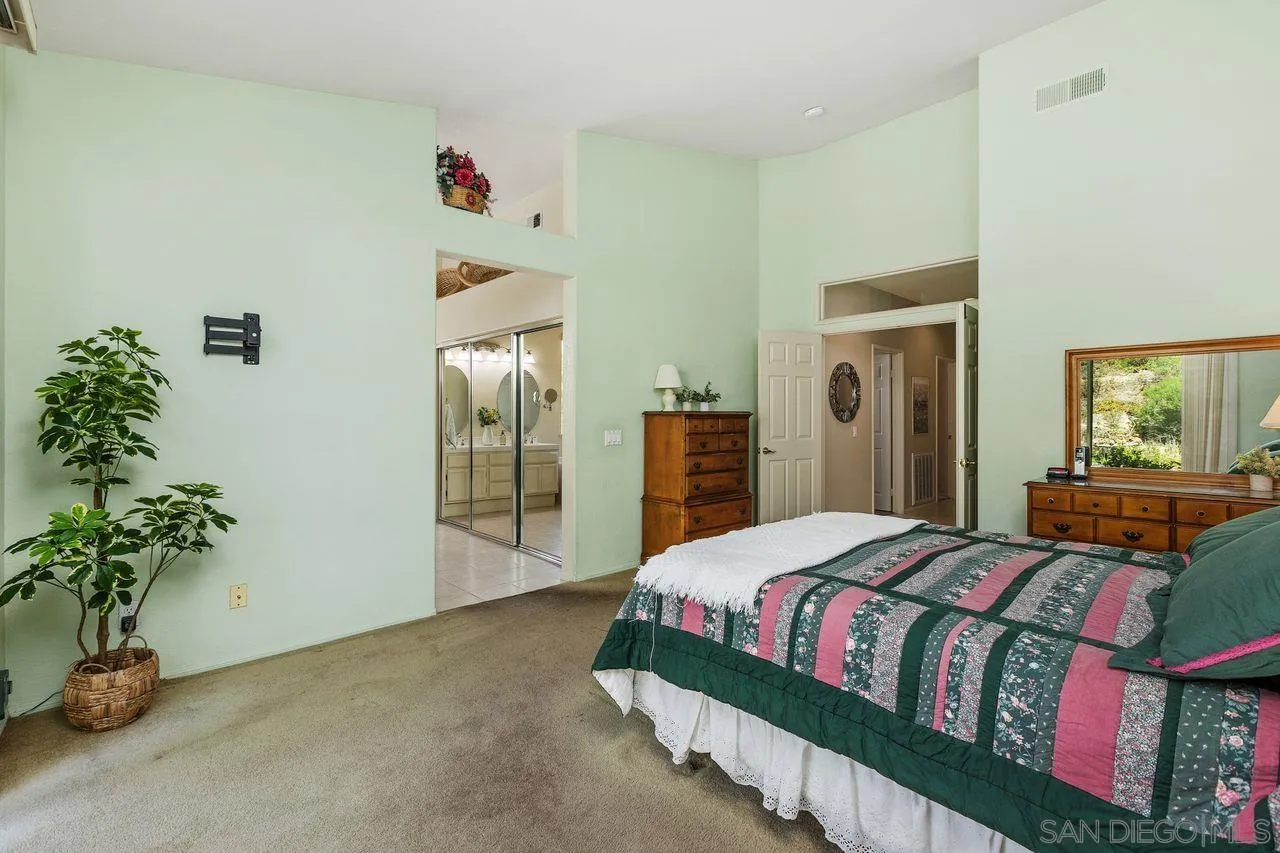 4887 Glenhollow