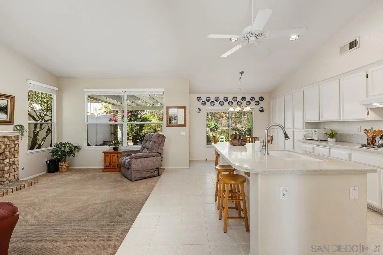 4887 Glenhollow