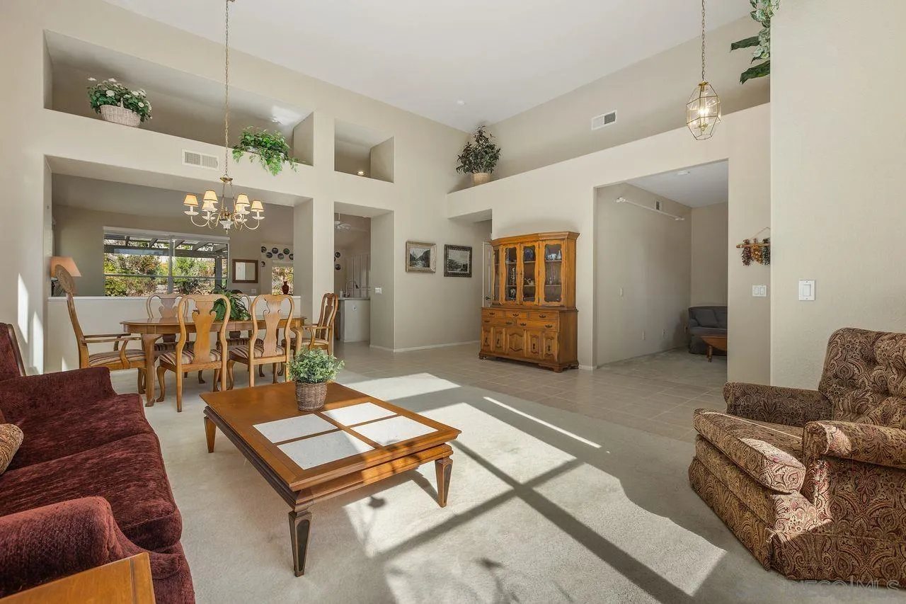 4887 Glenhollow
