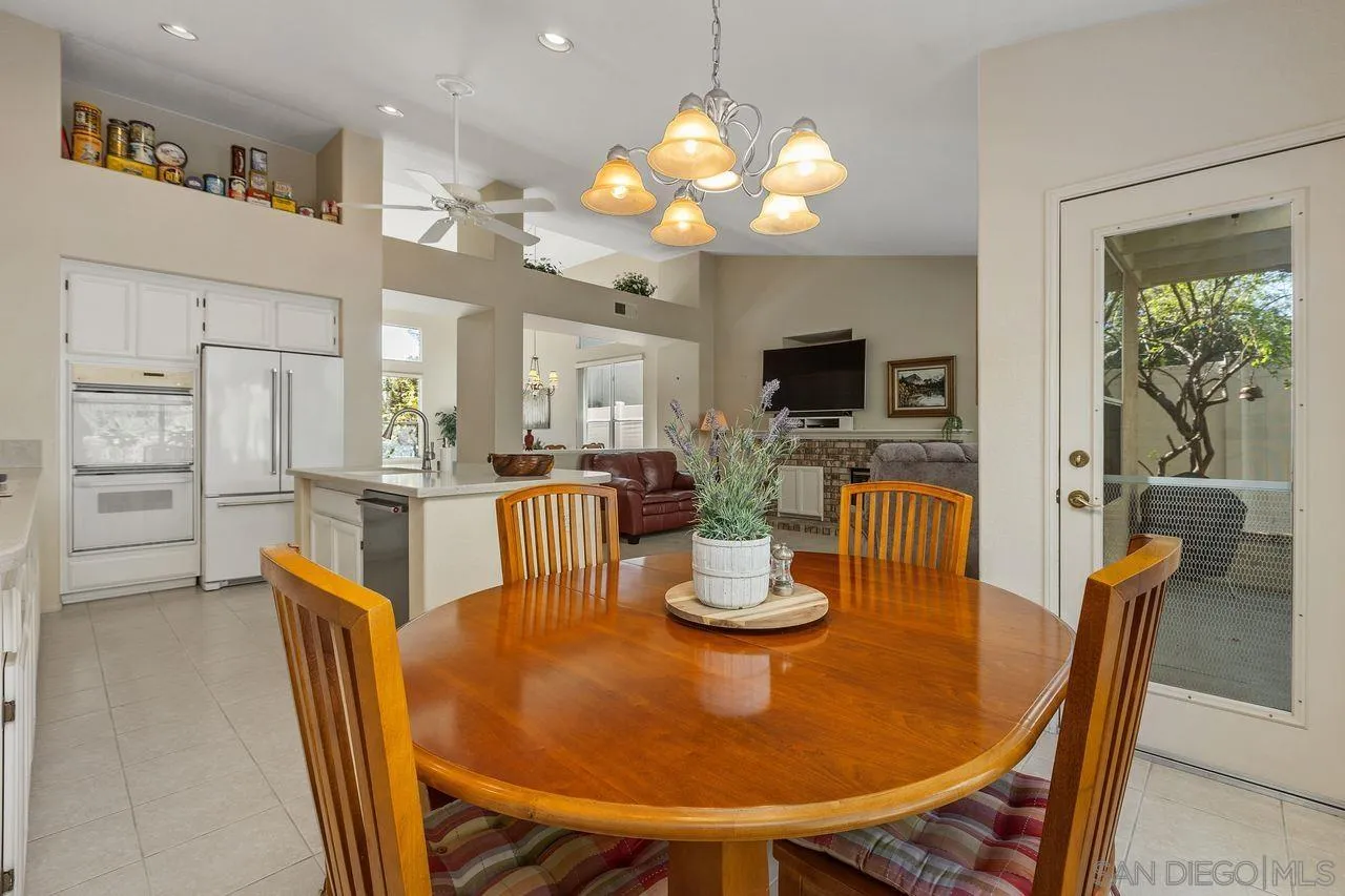 4887 Glenhollow