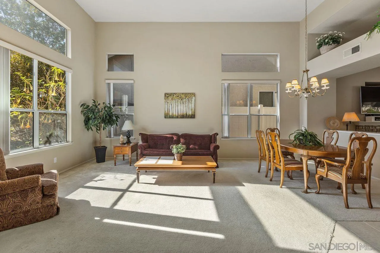 4887 Glenhollow