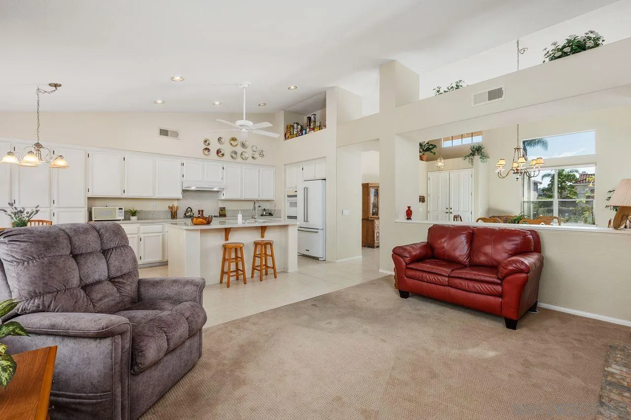 4887 Glenhollow