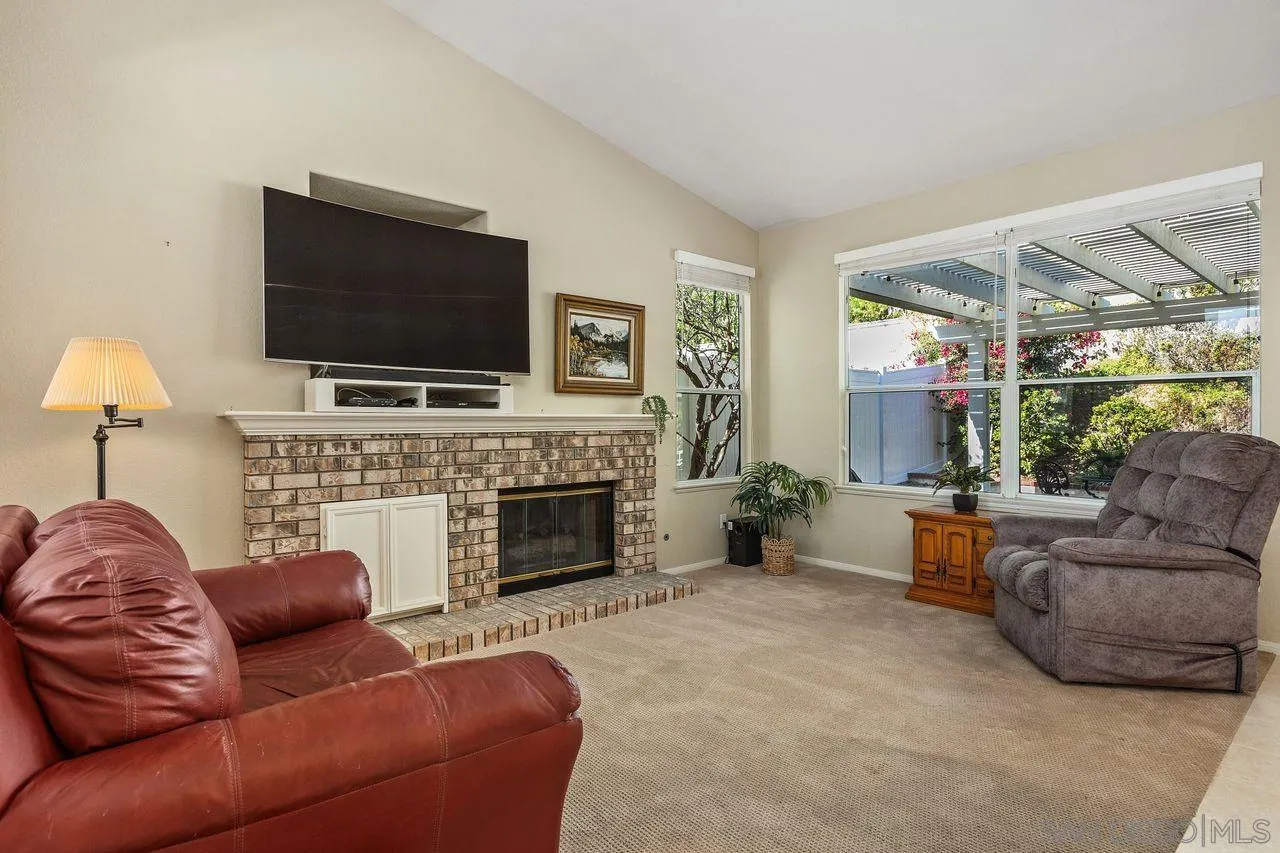 4887 Glenhollow