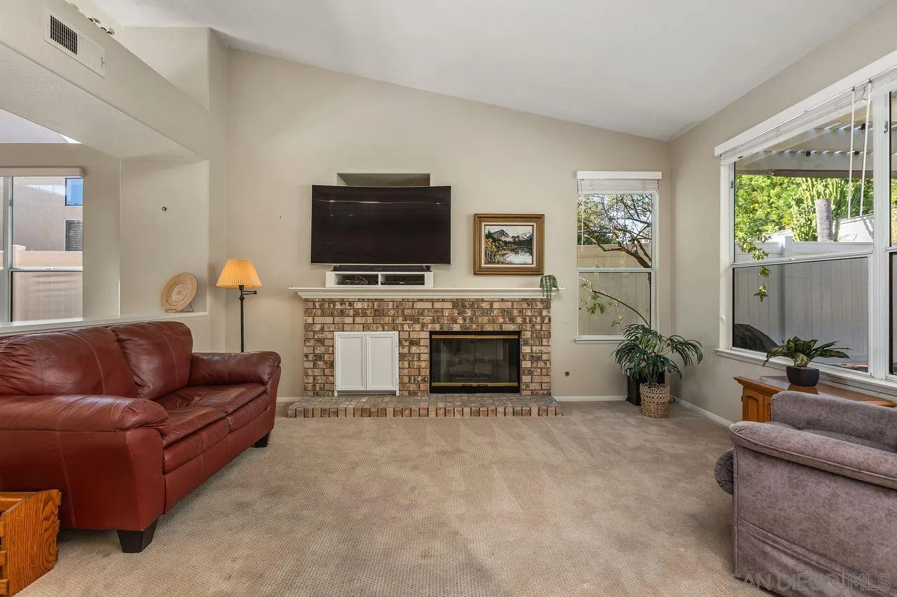4887 Glenhollow