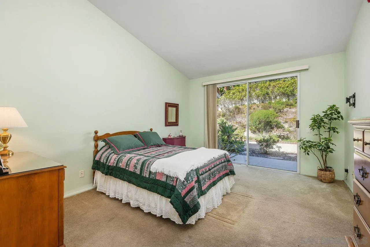 4887 Glenhollow