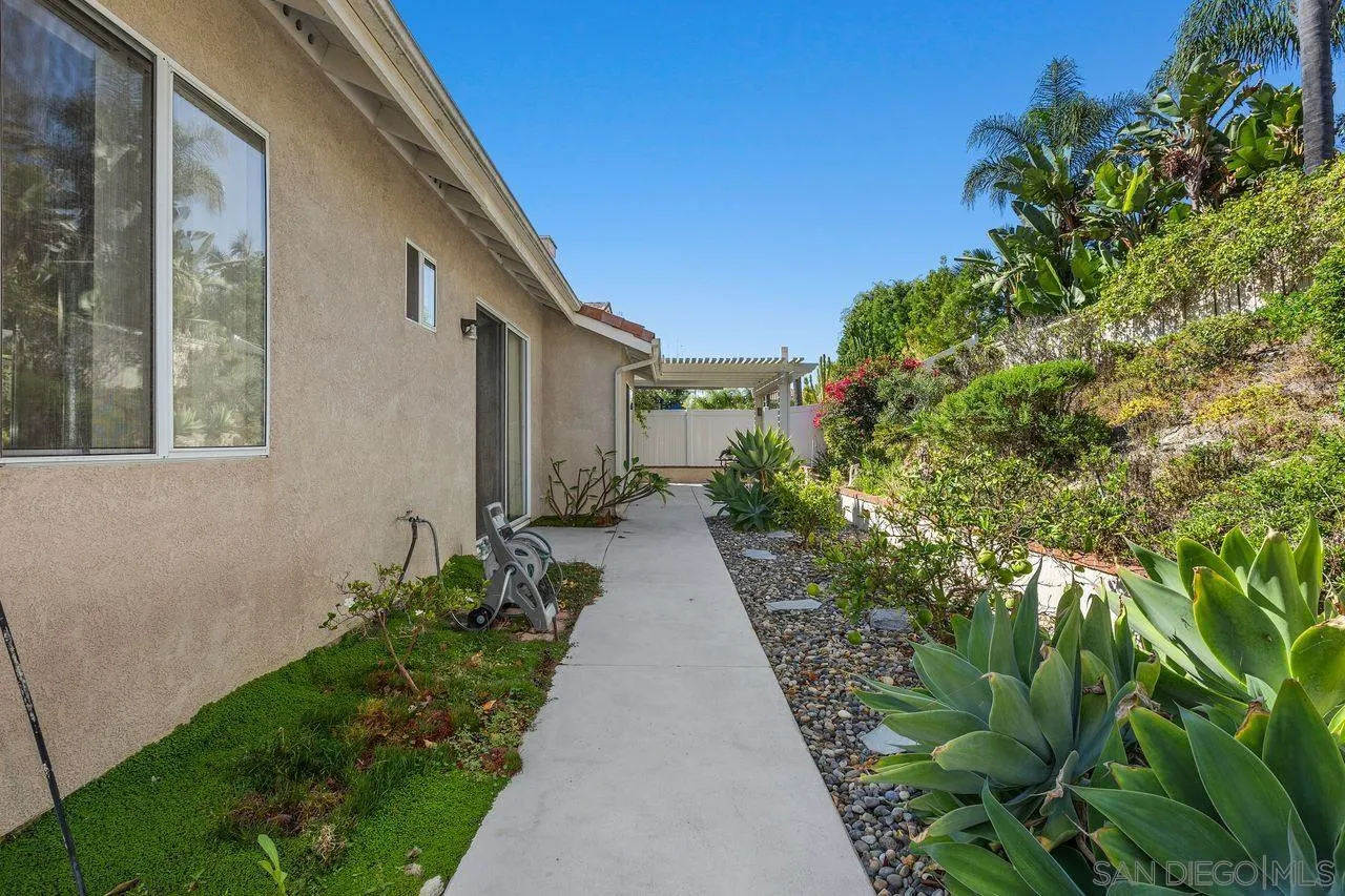 4887 Glenhollow