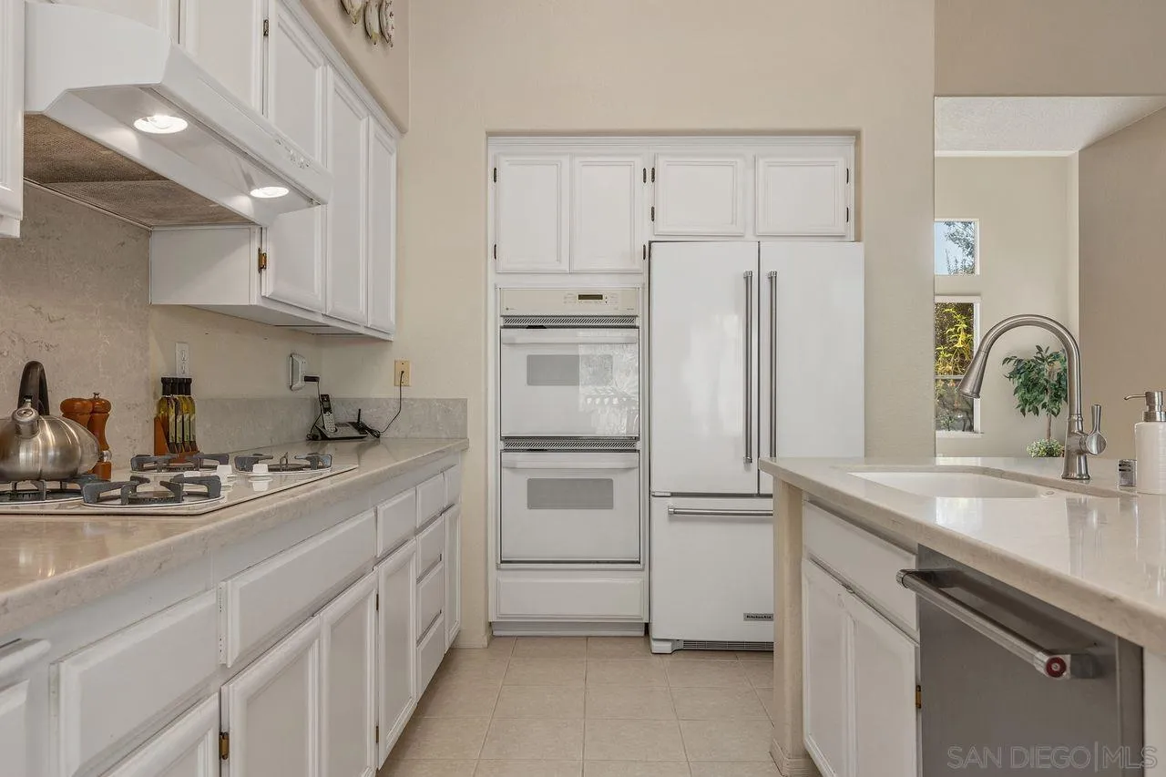 4887 Glenhollow