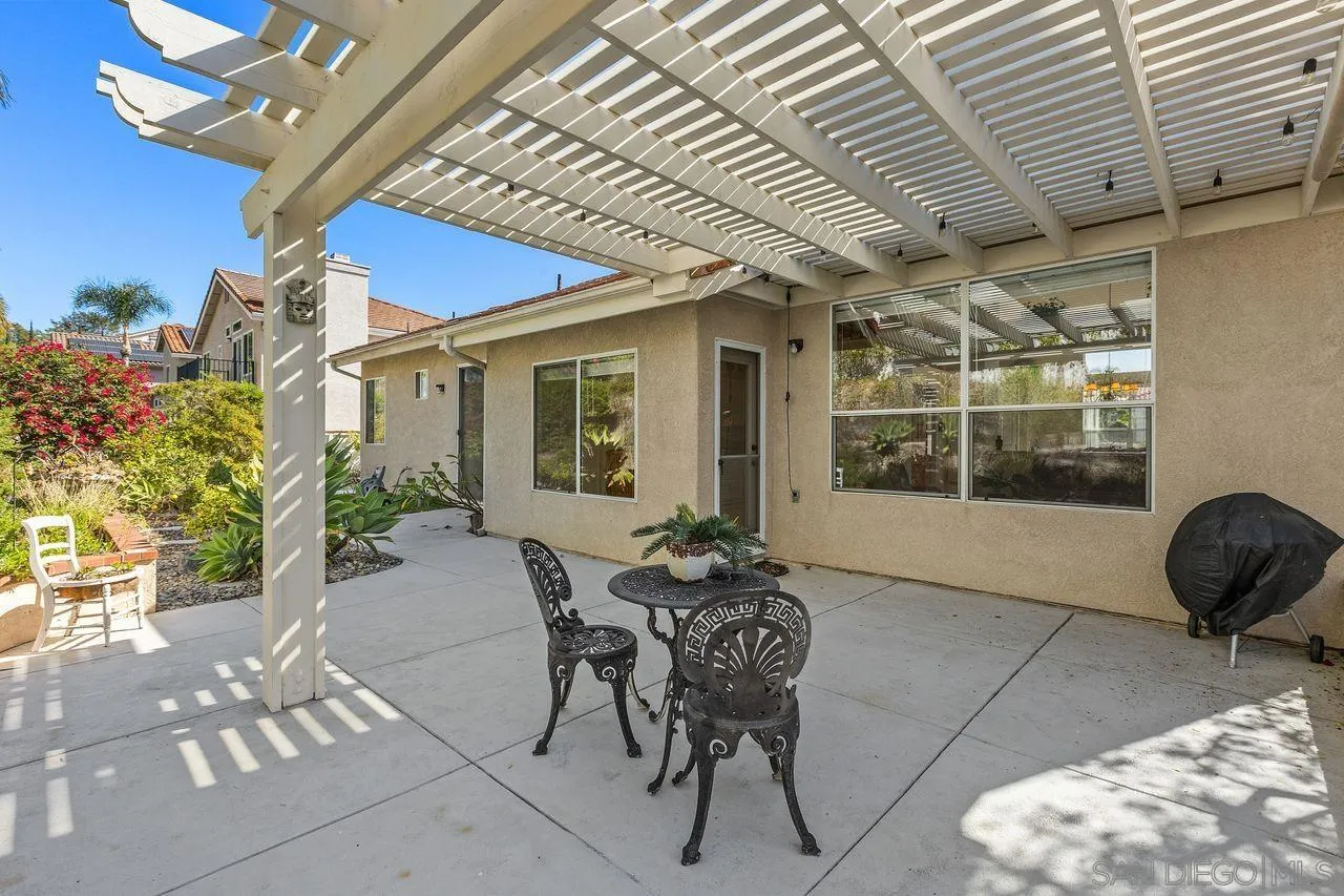 4887 Glenhollow